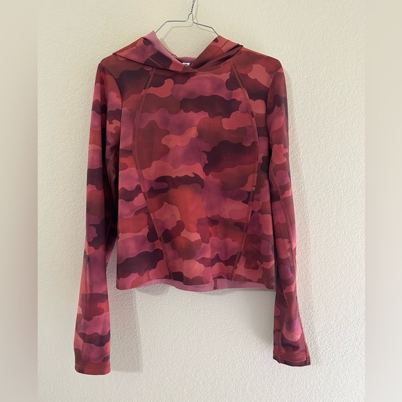 Athleta Pinnacle Cropped Hoodie Mantra Print Red Camo Women’s Size Small Nylon - Picture 2 of 11